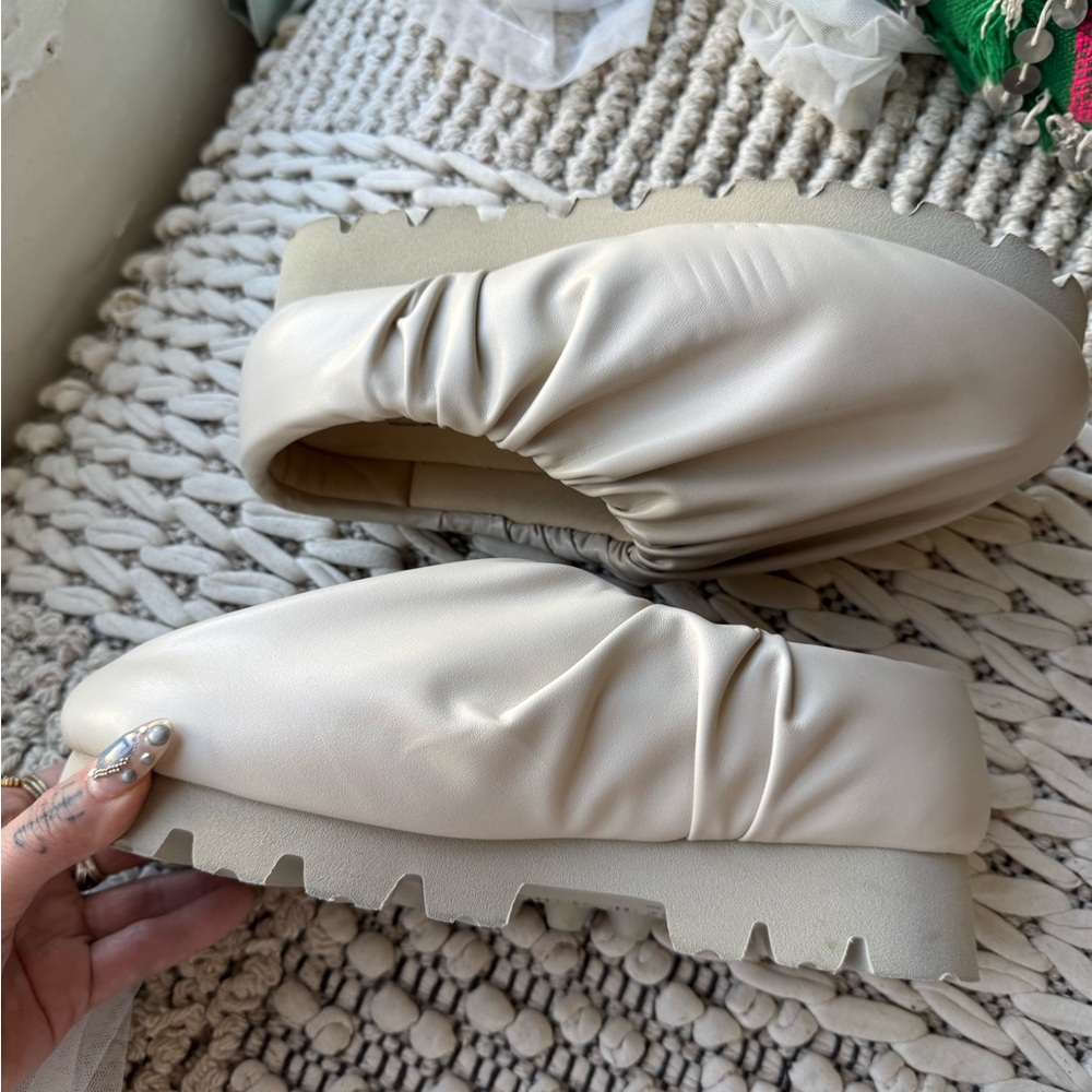 Yume Yume beige camp loafers size 7